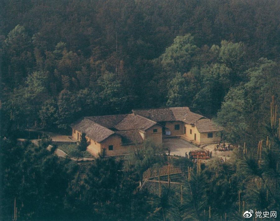 毛澤東故居——湖南省湘潭縣韶山?jīng)_上屋場(chǎng)。1893年12月26日，毛澤東在這里誕生。