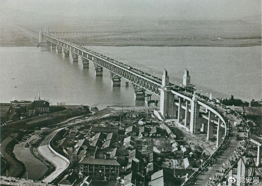 1968年12月29日， 南京長(zhǎng)江大橋全面建成通車(chē)。這是當(dāng)時(shí)中國(guó)自行設(shè)計(jì)建造的最大的鐵路、公路兩用橋。